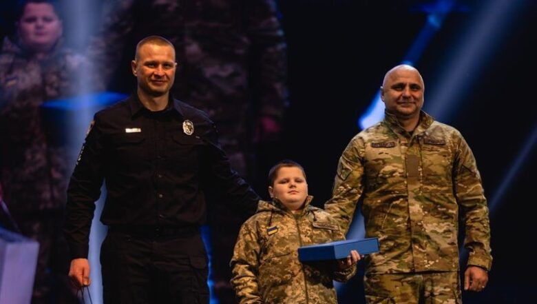 9-річний Артем отримав відзнаку "Пульс Перемоги" від начальника поліції Дніпропетровщини
