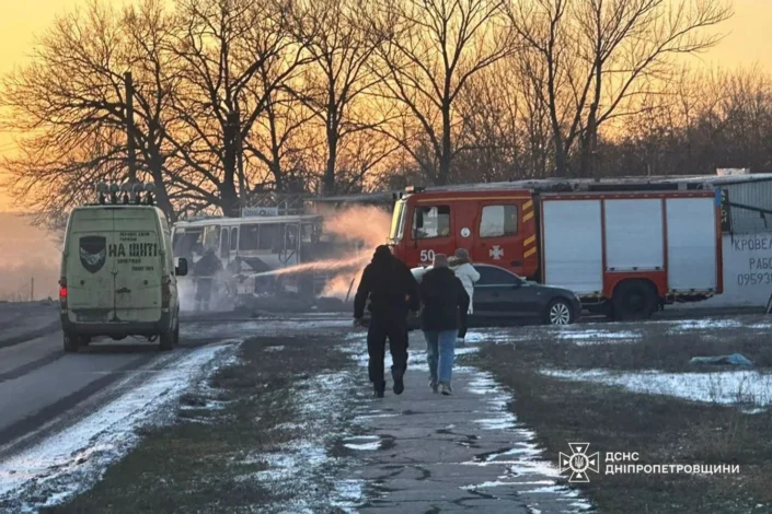 На Дніпропетровщині російський дрон влучив у службовий автобус: загинули щонайменше 15 шахтарів, ще 7 поранені