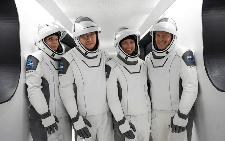 Компанія Маска SpaceX запустила першу в історію місію над полюсами Землі