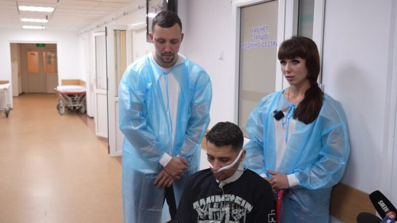 Гендиректор лікарні та рідні нацгвардійця розповіли, як він пʼять діб добирався до позицій з перерізаним горлом