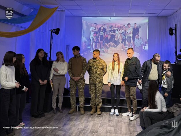 Херсонські діти створили кінострічку про війну та передали нагороду за неї військовим