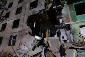 Росія атакувала Харків авіабомбами: зафіксовано влучання у багатоповерхівки, 25 осіб постраждали (фото)