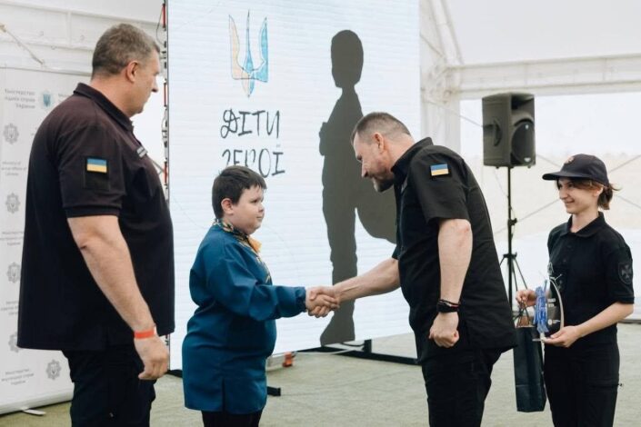 Врятував бабусю під час пожежі: восьмирічний хлопчик з Харкова став лауреатом щорічної акції МВС "Діти Герої"