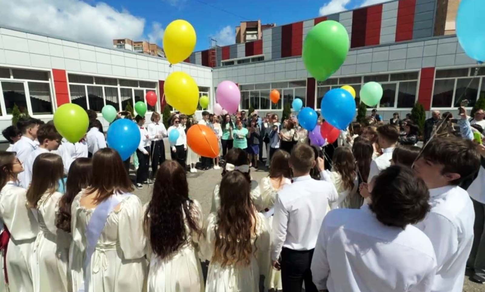 Останній дзвоник у прифронтовому місті: про що мріють харківські випускники