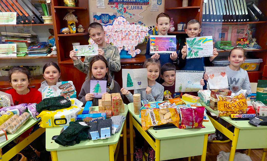 Напередодні Різдва учні харківського ліцею передали українським військовим тепло своїх маленьких сердець (відео)