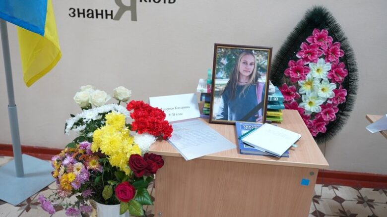 Останній дзвоник на згадку про загиблих учениць: у Запоріжжі попрощалися з дівчатами, які стали жертвами війни (фото)