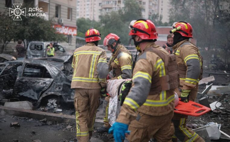 РФ здійснила масовану атаку на Київ: кількість жертв зросла, рятувальники продовжують пошукові роботи