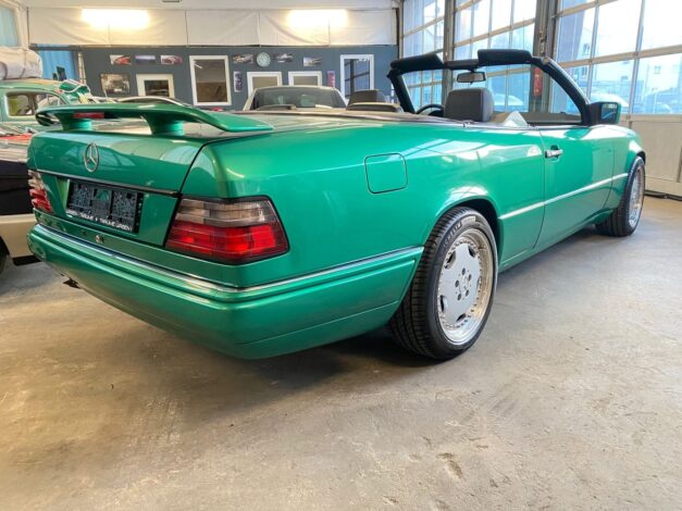 Ранній Mercedes-Benz E320 Cabriolet Designo 1996 року поповнив колекцію в Україні (фото)