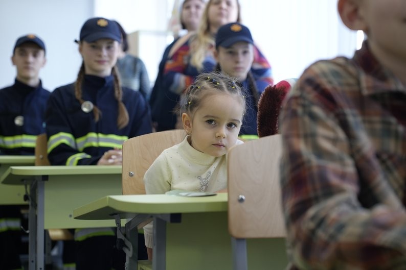 Пес Патрон і діти війни: як школярі навчаються правилам безпеки