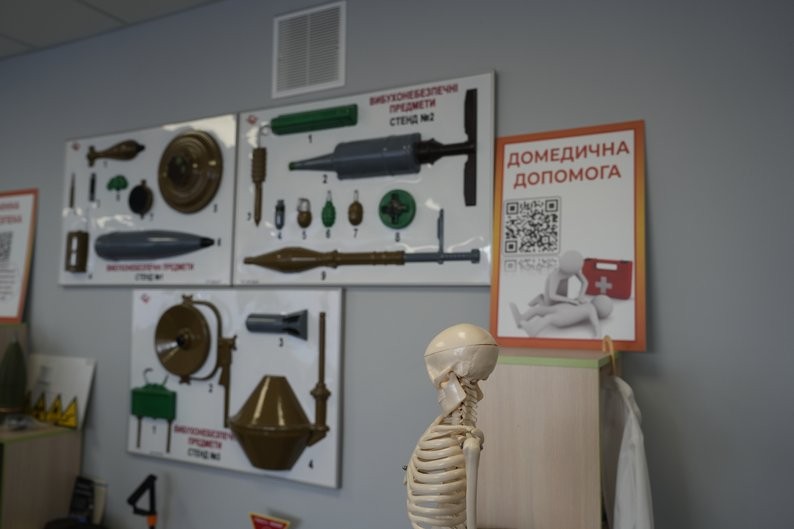 Пес Патрон і діти війни: як школярі навчаються правилам безпеки