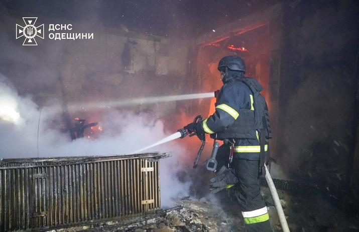 Внаслідок атаки РФ частина Одеси залишилася без світла, води та тепла, є загиблий (відео)