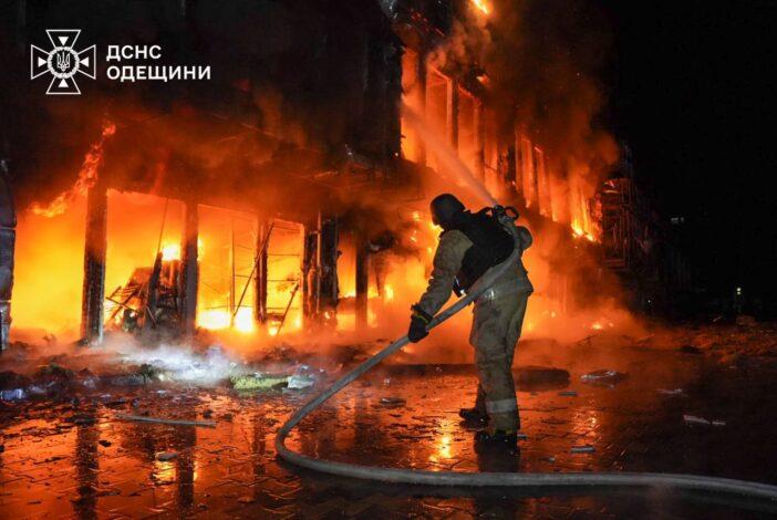 Внаслідок масованої атаки РФ в Одесі виникли пожежі, є постраждалі (відео)