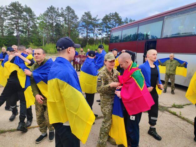 Україна та Росія провели обмін полоненими за формулою "205 на 205"
