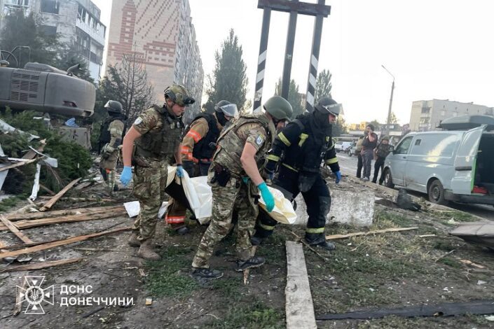 Армія РФ вдарила авіабомбою по центру Добропілля на Донеччині: є загиблі та поранені