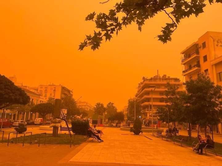 Sahara dust enveloped Ukraine and Greece, creating "Martian" landscapes: "dirty" rains are expected