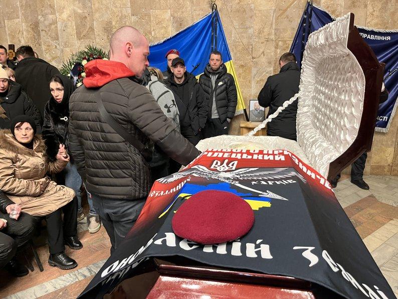 "Говорять, що поліція не воює. Якщо це так, то кого ми тут ховаємо?": начальник поліції Харківщини про загибель Дениса Котляра (відео)