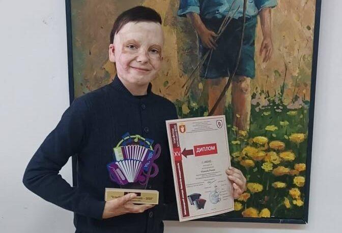 10-річний Роман, який втратив маму та пережив ракетний удар, переміг на міжнародному конкурсі акордеоністів