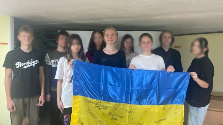 Останній дзвоник на згадку про загиблих учениць: у Запоріжжі попрощалися з дівчатами, які стали жертвами війни (фото)