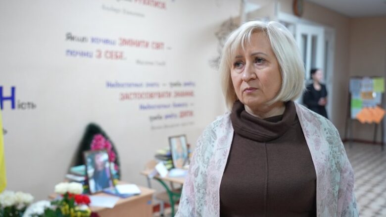 Останній дзвоник на згадку про загиблих учениць: у Запоріжжі попрощалися з дівчатами, які стали жертвами війни (фото)