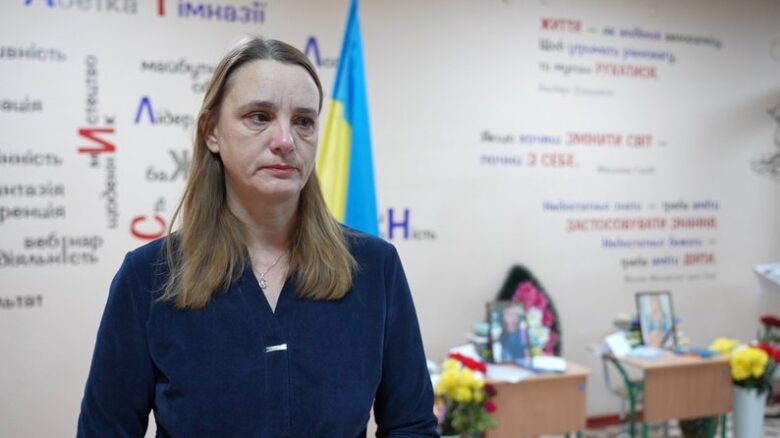 Останній дзвоник на згадку про загиблих учениць: у Запоріжжі попрощалися з дівчатами, які стали жертвами війни (фото)