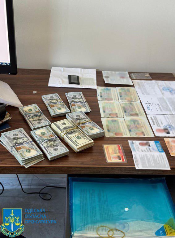 Чиновники одесской таможни разоблачены во взятке за содействие во избежании депортации